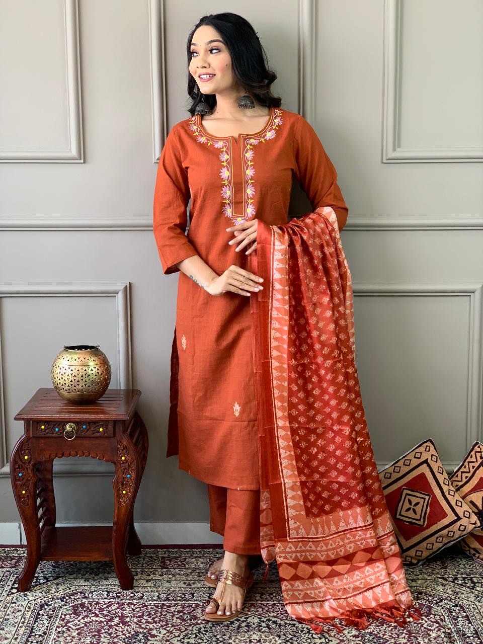 Features Beautiful Resham Thread Embroidery kurta Set