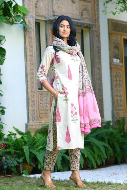 Beautiful Flower Print Kurti Pant & Cotton Malmal Dupatta