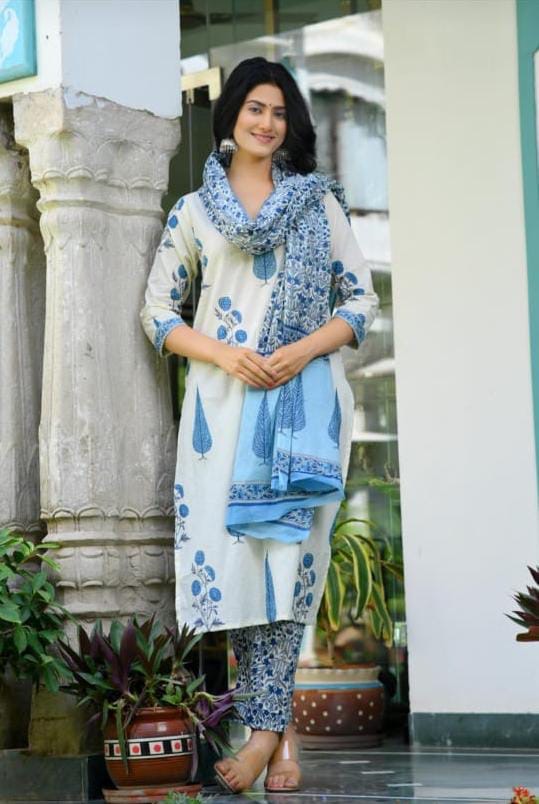 Beautiful Flower Print Kurti Pant & Cotton Malmal Dupatta